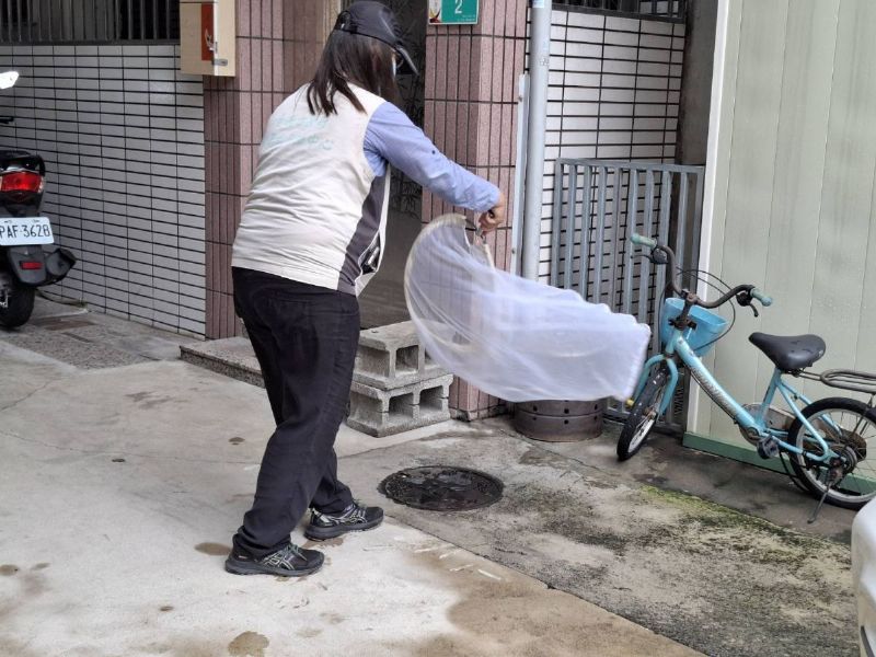 工作人員捕蚊